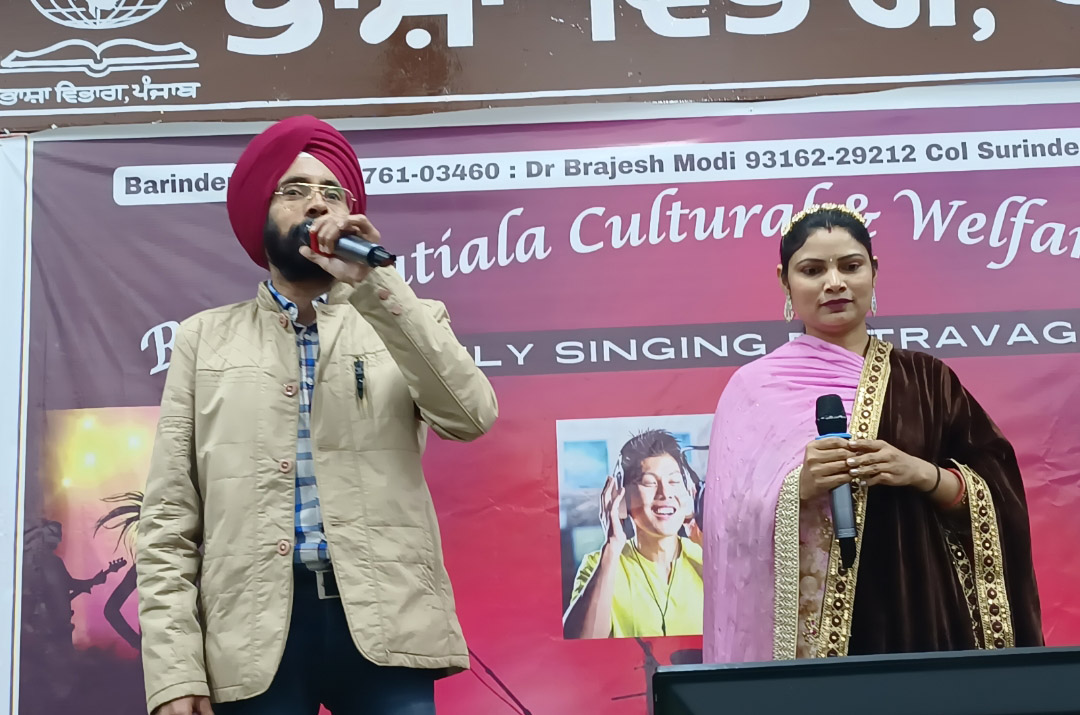 In the program of "Karaoke Singing" more than 40 singers performed well